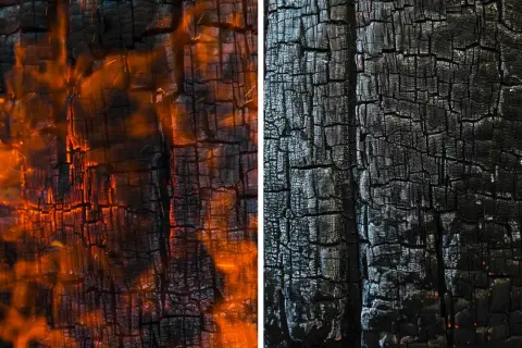 Legno carbonizzato con fiamme arancioni vibranti a sinistra e texture shou sugi ban nera e screpolata a destra.