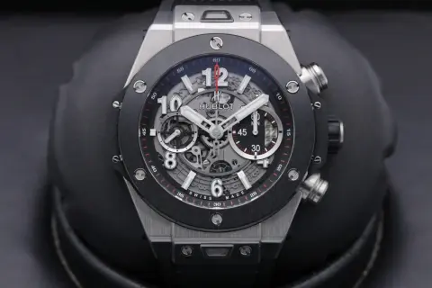 Orologio Hublot più costoso, un cronografo scheletrato con quadrante nero e dettagli rossi, su sfondo scuro.