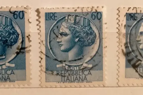 Tre francobolli vecchi della Repubblica Italiana, con profilo femminile e valore 60 lire. Un pezzo di storia filatelica, interessante per il valore francobolli vecchi.