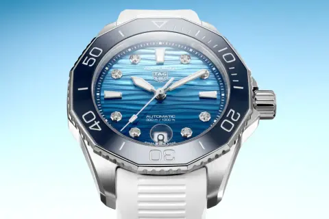 Ghiera orologio blu con indici luminosi e diamanti sul quadrante effetto onda. Cinturino bianco.