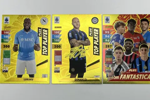 Tre carte Adrenalyn Plus Serie A dorate: Lukaku, Di Marco e un gruppo di giocatori. La carta di Lukaku, con il suo punteggio di 300, è la carta Adrenalyn più costosa.