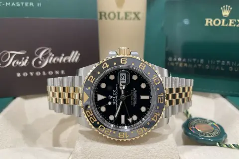Rolex GMT Master II bicolore, con lunetta nera e oro, cinturino Jubilee. Il peso di questo Rolex GMT Master 2 è ideale per un comfort quotidiano.
