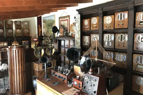 Collezione di radio d'epoca, tra cui la radio d'epoca più costosa, in un ambiente ricco di storia.
