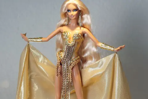 Barbie con abito dorato scintillante, bracciali e orecchini. Potrebbe essere la barbie più costosa al mondo, un vero tesoro.