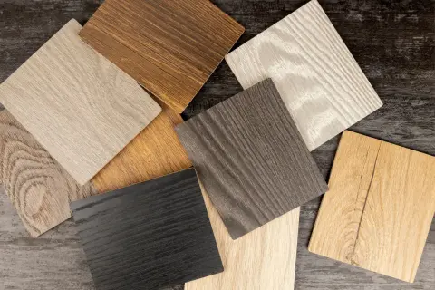Campioni di **colori legno naturali** con venature evidenti: nero, grigio, beige, marrone chiaro e scuro, e un tono più caldo.