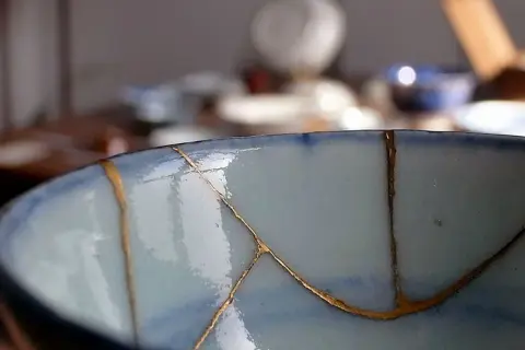 Il kintsugi come fare: riparare una ciotola con oro, valorizzando le crepe.