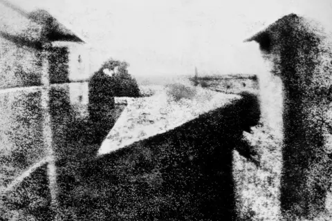 Il primo dagherrotipo cos'è? Un'immagine sfocata di edifici e cielo, un'alba che segna l'inizio della fotografia.