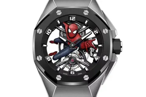 Orologio con quadrante scheletrato e ap spiderman in azione.