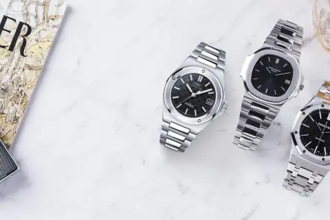 Orologi di lusso, tra cui un Patek Philippe Nautilus, ispirato al design di Gérald Genta, accanto a un IWC e un Audemars Piguet.