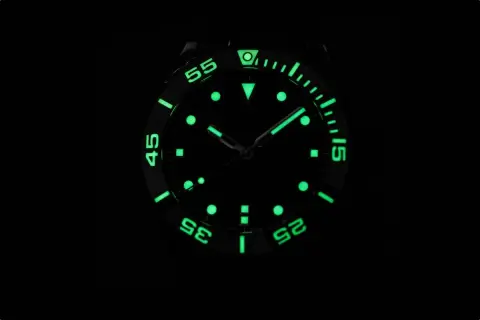 Orologio subacqueo con indici e lancette luminosi, grazie alla **super luminova** che brilla nel buio.