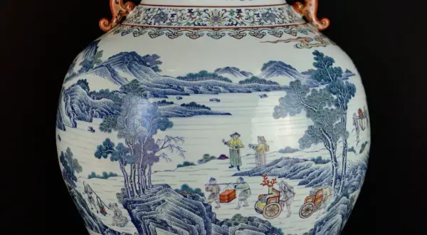 Vaso più costoso al mondo, con paesaggio dipinto e figure umane.