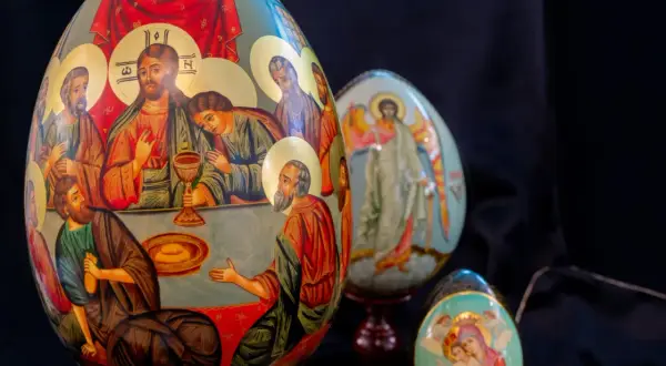Uova zar decorate con scene religiose, tra cui l'Ultima Cena e figure angeliche.