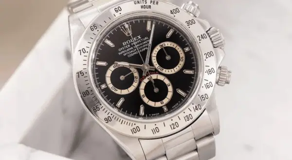 Iconico Rolex Daytona, il rolex più venduto, con quadrante nero e contatori dorati. Un classico intramontabile.