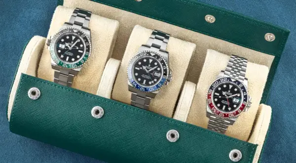 Tre Rolex GMT-Master II, icone del viaggio, pronti per ogni avventura. Il movimento preciso garantisce l'affidabilità.