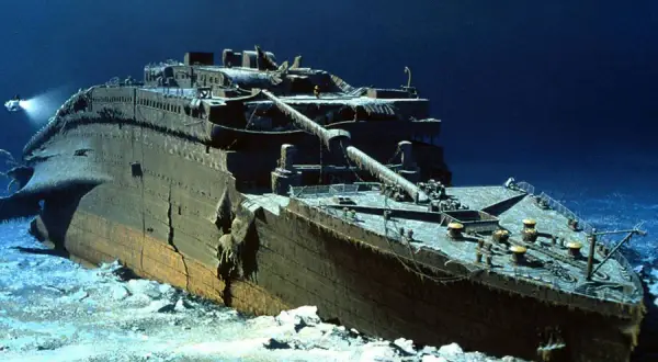 Il relitto del Titanic sul fondale marino, testimone silenzioso di tragici eventi. Molti oggetti recuperati raccontano storie di vite spezzate.