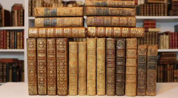 Antichi volumi rilegati in pelle, con decorazioni dorate, che potrebbero rappresentare un interessante valore libri antichi del 1700.