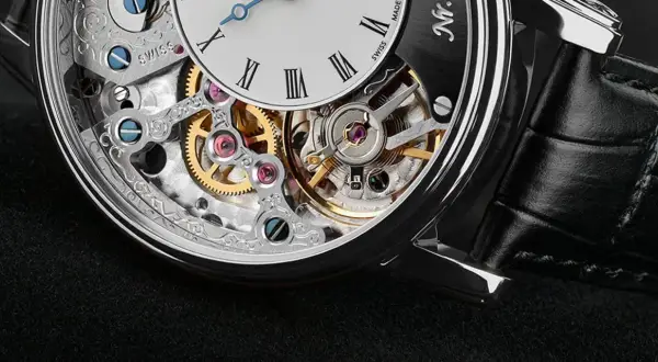 Dettaglio di un orologio scheletrato con ingranaggi dorati e rubini scintillanti. La precisione svizzera incontra l'eleganza.
