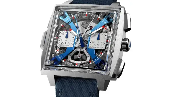 Orologio TAG Heuer Monaco con quadrante scheletrato blu e argento, cronografo rattrapante, cinturino blu.