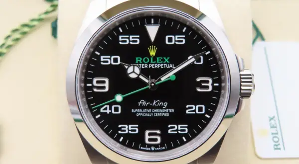 Un iconico Rolex Air-King fuori produzione, con quadrante nero e dettagli verdi, pronto per nuove avventure.