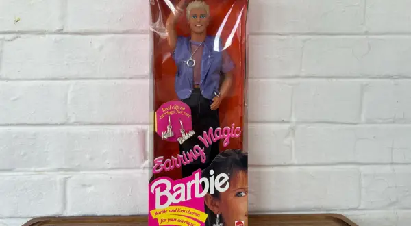 Ken con orecchini magici, un set da collezione Barbie degli anni '90.