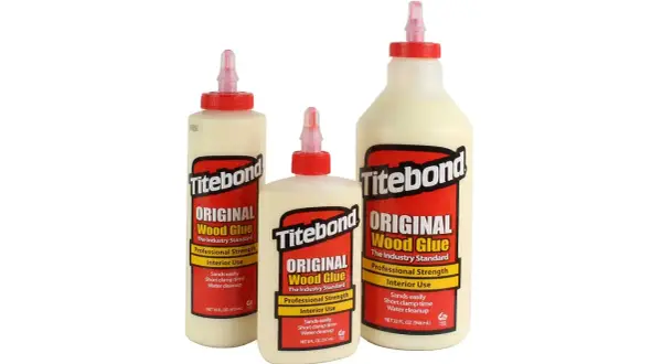 Tre flaconi di colla per legno Titebond Original, un'alternativa al Vinavil per lavori professionali.