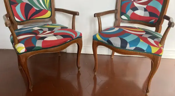 Coppia di poltrone antiche con imbottiture rivisitate in tessuto geometrico colorato. Idee poltrone antiche rivisitate per un tocco moderno.