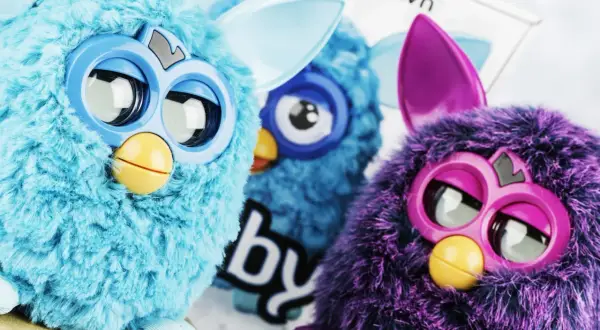 Tre Furby colorati, tra i 20 giocattoli che ora valgono una fortuna, sembrano pronti a parlare.