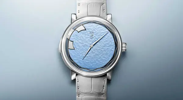 Orologio Parmigiani con quadrante azzurro martellato e cinturino in pelle grigia. Un pezzo di storia dell'alta orologeria.