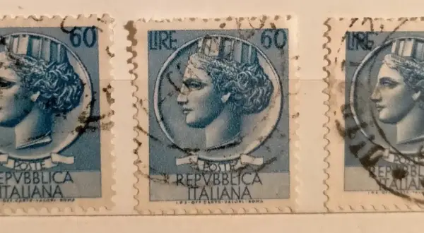 Tre francobolli vecchi della Repubblica Italiana, con profilo femminile e valore 60 lire. Un pezzo di storia filatelica, interessante per il valore francobolli vecchi.