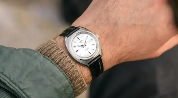 Orologio Oris Star automatico con cinturino in pelle nera. Le opinioni su questi orologi sono ottime per stile e precisione.