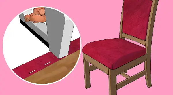 Dettaglio su come imbottire una sedia di legno con tessuto rosso, fissato con graffette.