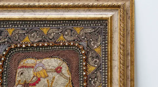 Dettagli di un arazzo con elefante ricamato, paillettes e perline. Un esempio di come riconoscere un arazzo di valore.