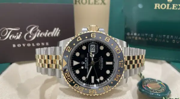 Rolex GMT Master II bicolore, con lunetta nera e oro, cinturino Jubilee. Il peso di questo Rolex GMT Master 2 è ideale per un comfort quotidiano.