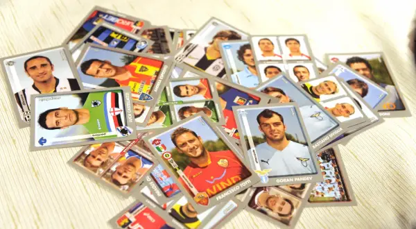 Collezione di figurine Panini di calciatori, tra cui Totti e Pandev. Alcune di queste potrebbero essere tra gli album Panini più rari.