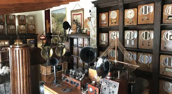Collezione di radio d'epoca, tra cui la radio d'epoca più costosa, in un ambiente ricco di storia.