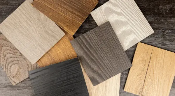 Campioni di **colori legno naturali** con venature evidenti: nero, grigio, beige, marrone chiaro e scuro, e un tono più caldo.