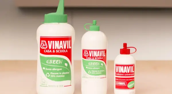 Tre flaconi di colla Vinavil, ideali per casa e scuola. Questa colla cosa incolla tutto, è senza allergeni e in plastica riciclata.