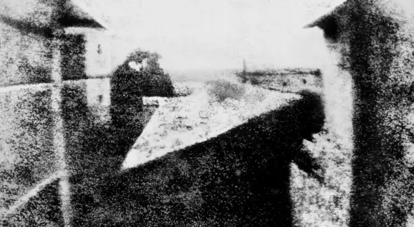 Il primo dagherrotipo cos'è? Un'immagine sfocata di edifici e cielo, un'alba che segna l'inizio della fotografia.