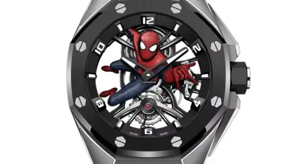 Orologio con quadrante scheletrato e ap spiderman in azione.