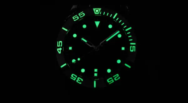 Orologio subacqueo con indici e lancette luminosi, grazie alla **super luminova** che brilla nel buio.