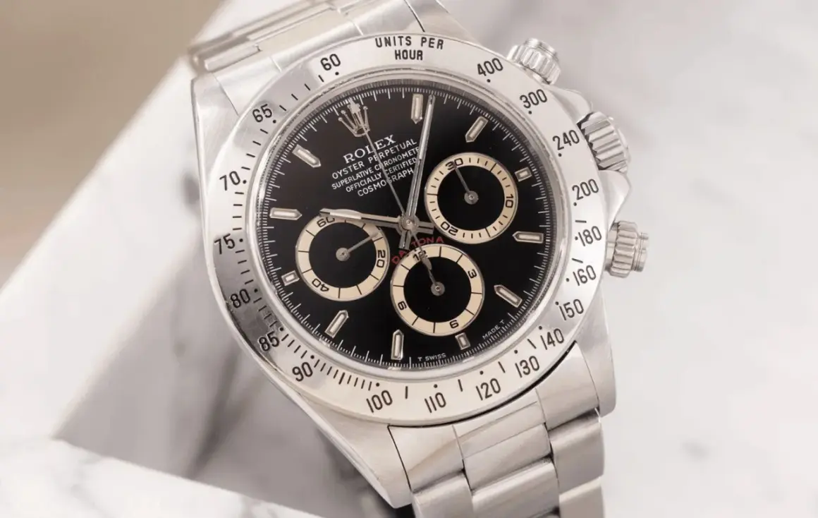 Iconico Rolex Daytona, il rolex più venduto, con quadrante nero e contatori dorati. Un classico intramontabile.