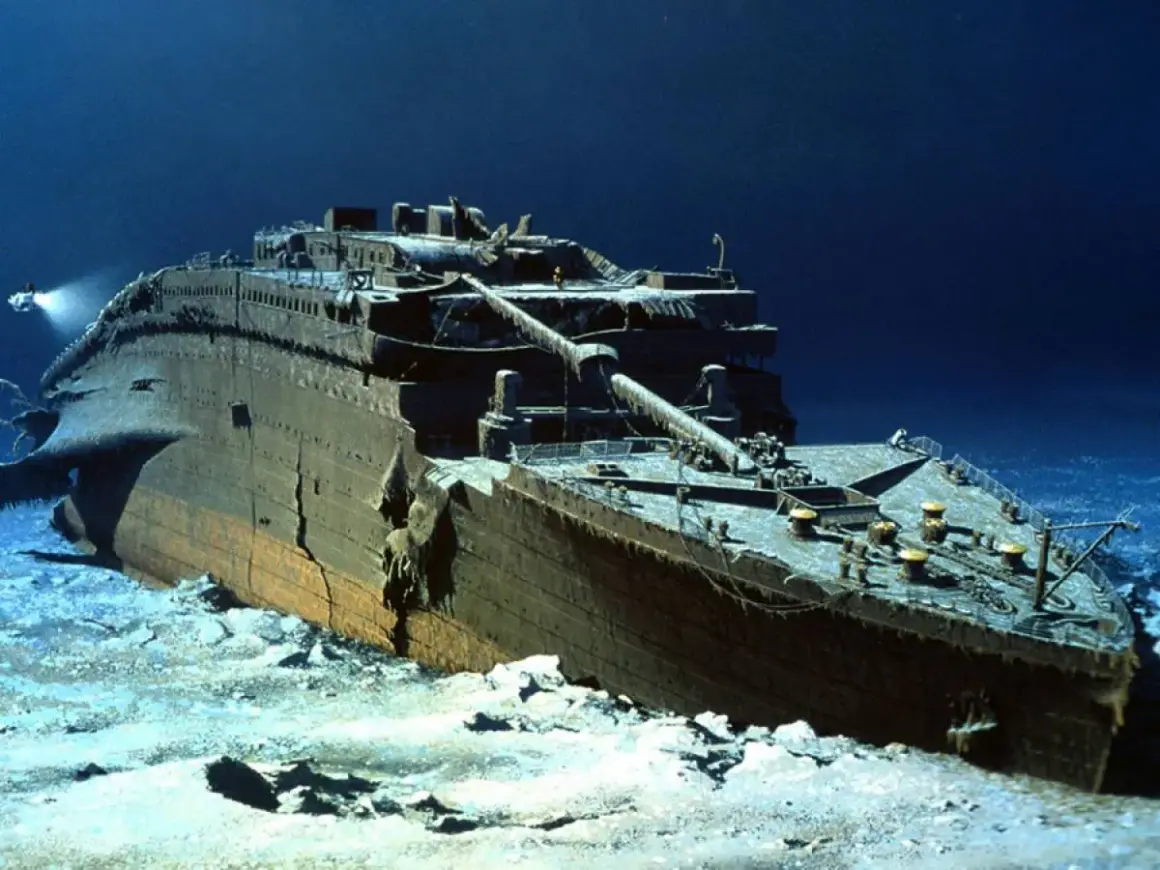 Il relitto del Titanic sul fondale marino, testimone silenzioso di tragici eventi. Molti oggetti recuperati raccontano storie di vite spezzate.