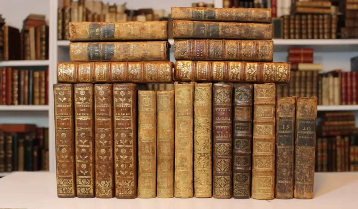 Antichi volumi rilegati in pelle, con decorazioni dorate, che potrebbero rappresentare un interessante valore libri antichi del 1700.