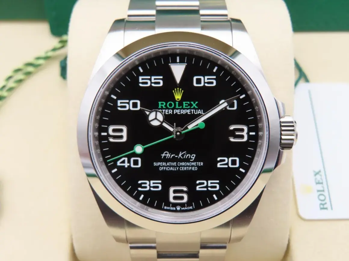 Un iconico Rolex Air-King fuori produzione, con quadrante nero e dettagli verdi, pronto per nuove avventure.