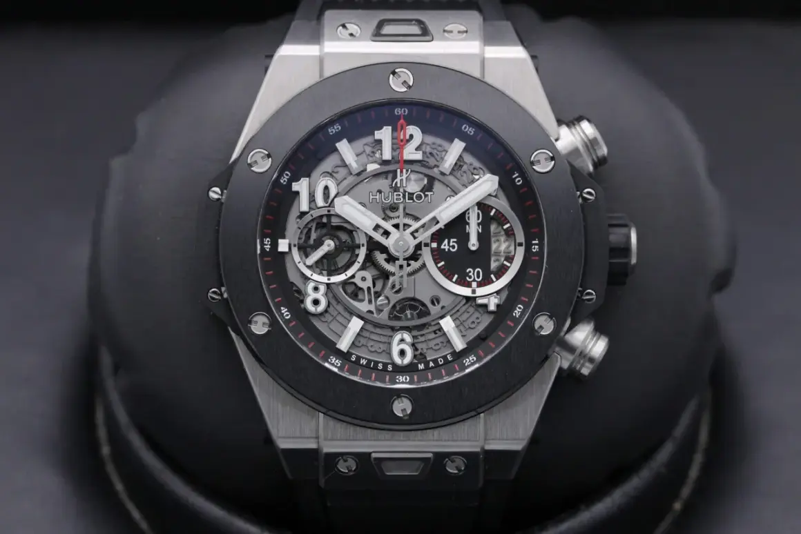 Orologio Hublot più costoso, un cronografo scheletrato con quadrante nero e dettagli rossi, su sfondo scuro.
