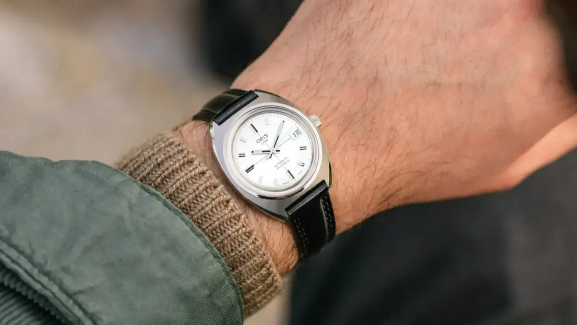 Orologio Oris Star automatico con cinturino in pelle nera. Le opinioni su questi orologi sono ottime per stile e precisione.