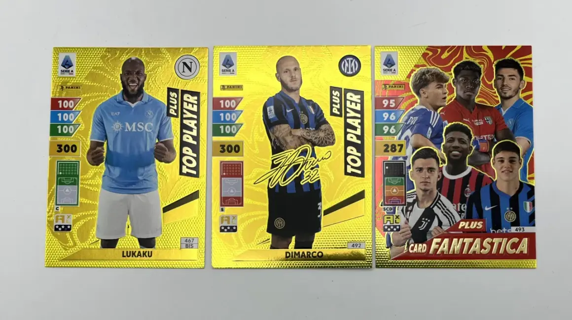 Tre carte Adrenalyn Plus Serie A dorate: Lukaku, Di Marco e un gruppo di giocatori. La carta di Lukaku, con il suo punteggio di 300, è la carta Adrenalyn più costosa.