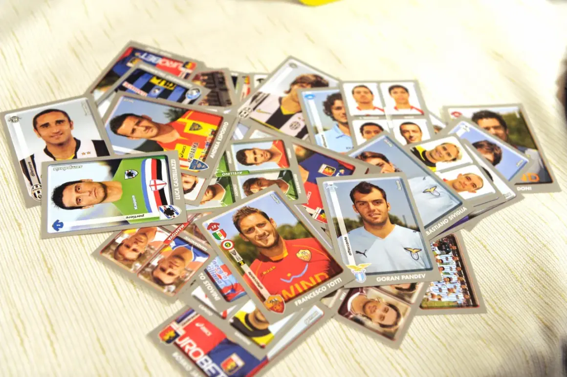 Collezione di figurine Panini di calciatori, tra cui Totti e Pandev. Alcune di queste potrebbero essere tra gli album Panini più rari.