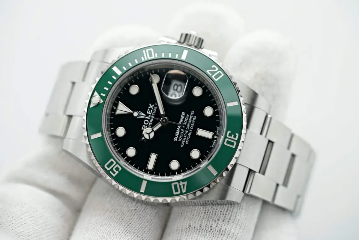 Un Rolex Submariner verde, un confronto tra Hulk e Kermit. L'iconico quadrante nero e la lunetta verde smeraldo brillano.