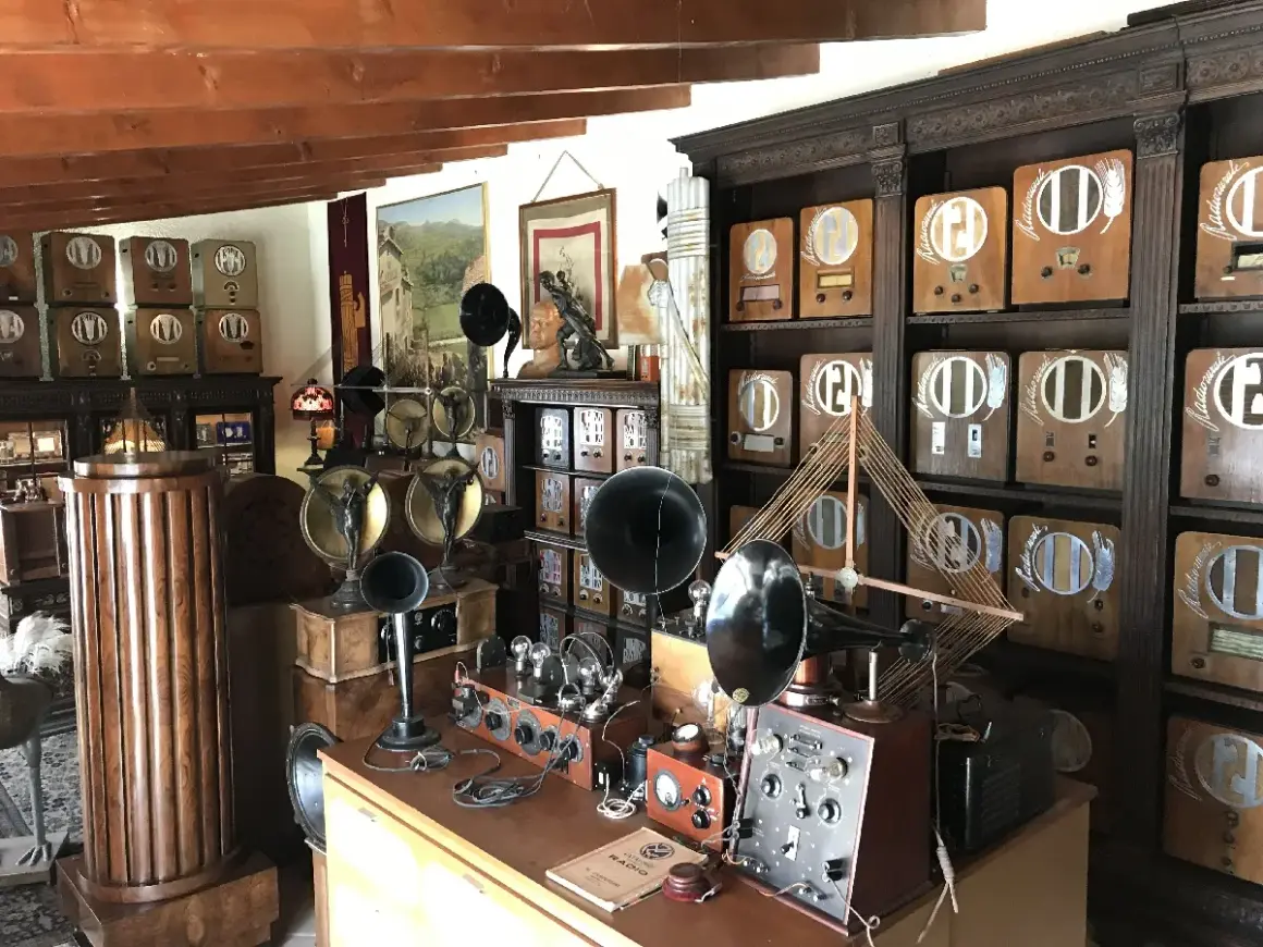 Collezione di radio d'epoca, tra cui la radio d'epoca più costosa, in un ambiente ricco di storia.